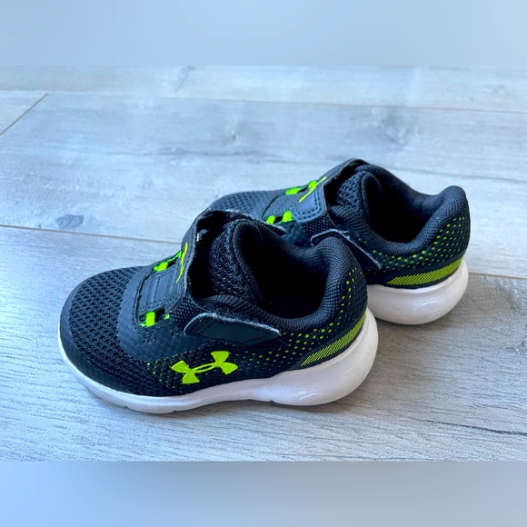 Under Armour sneakers (boys) Size 5 - Picture 2 of 6